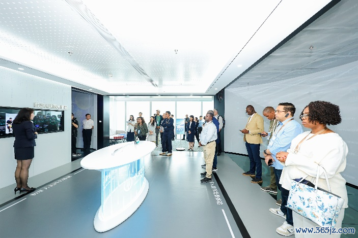 图为参访团深切了解金融科技等界限的最新发展。澳门金融搞定局供图